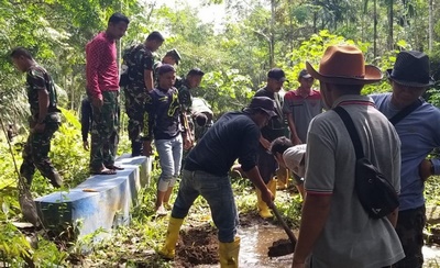 Atasi Kekawatiran, Warga Dan TNI Bersihkan Intek Saluran Air Bersih PAMSIMAS