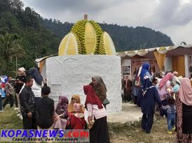 Solok Selatan akan dinobatkan sebagai Kampung Durian di Sumatera Barat usai Festival Durian yang digelar di Pulau Mutiara, Kecamatan Sangir.