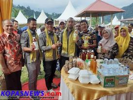 Wagub Sumbar, Bupati Solsel dan Ketua DPRD perlihatkan produk lokal Sols di standa Festival Durian Pulau Mutiara, Kecamatan Snagir.