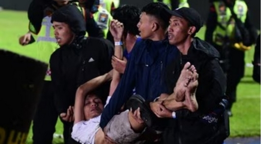korban tragedi di Stadion Kanjuruhan Malang, Jawa Timur bertambah jadi 130 orang. Foto/APF Via Getty Images