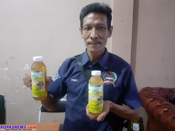 Pelaku Usaha Home Industri Bioenzym Karya Baru Solok Selatan mengaku belum mampu memenuhi permintasn pasar produk pupuk organik cair itu. (3/10)