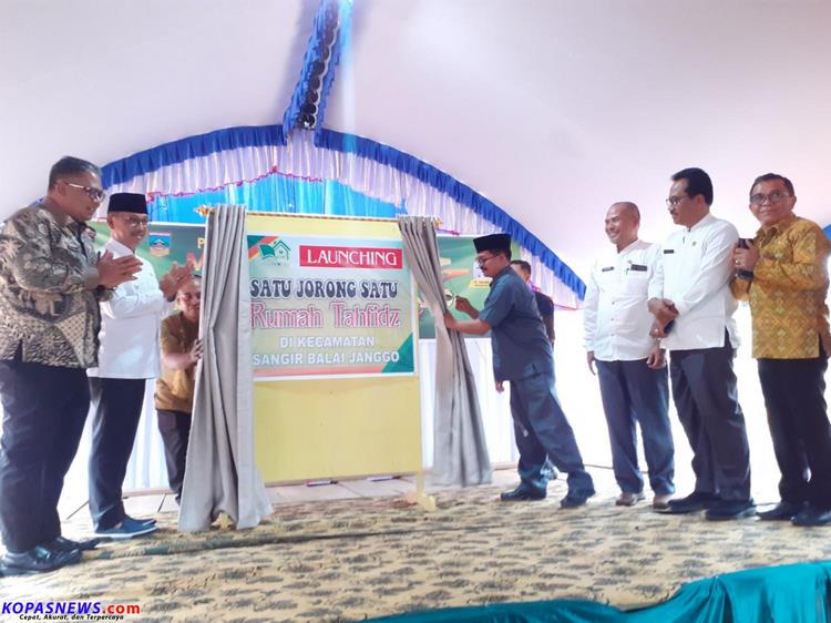 Bupati Solok Selatan Khairunas meresmikan program Satu Jorong Satu Rumah Tahfidz yang dicanangkan Camat Sangir Balai Janggo Muslim di depan Kantor Camat Setempat. Ft/Adi