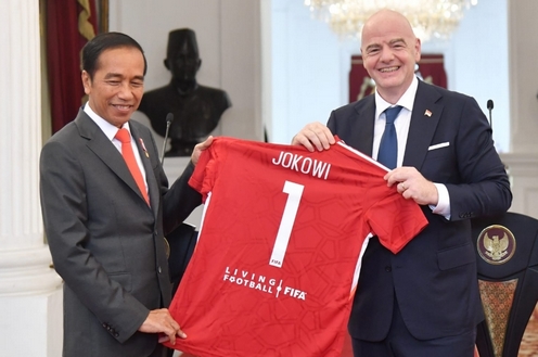 Presiden FIFA Gianni Infantino menyerahkan kaos olahraga bertulisan FIFA kepada Presiden Jokowi Dodo, Selasa (18/10) kemarin.