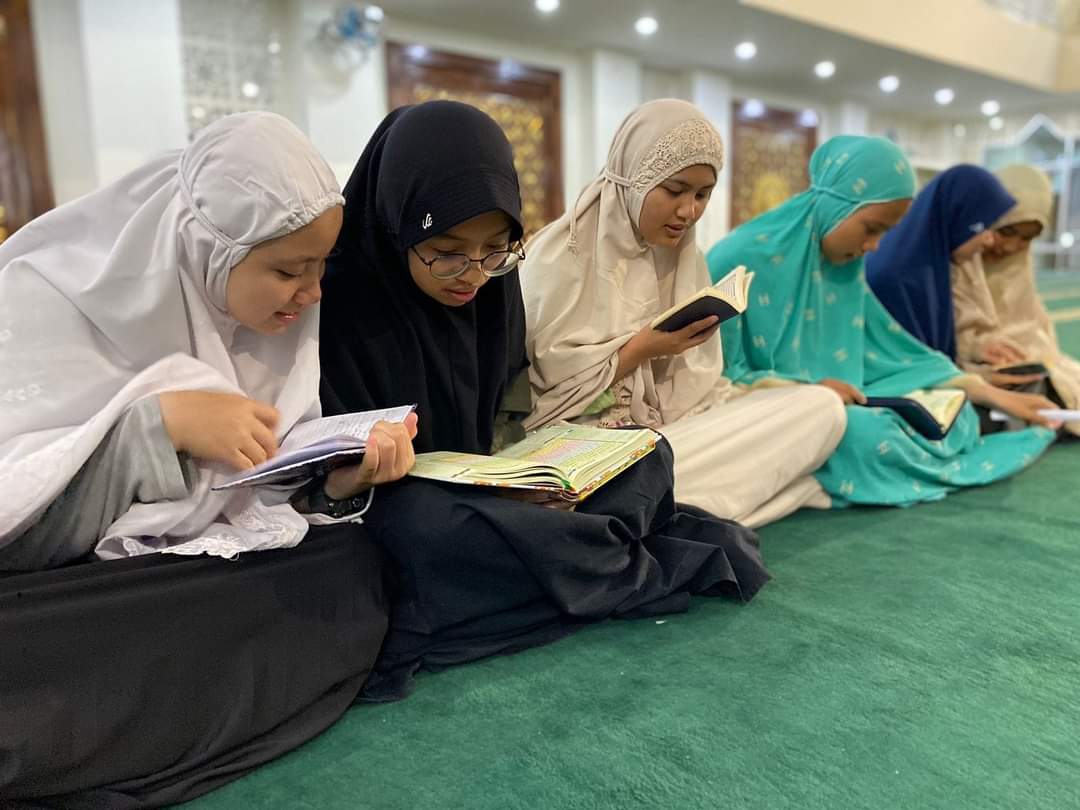 Pelajar terlihat tengah fokus belajar pengajian hadist di Islamic Center Padang Panjang. Ist