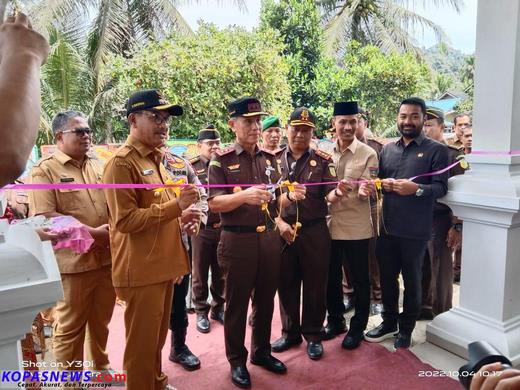 Kejati Sumatera Barat Yusron resmikan Balai Restorative Justice di Padang Air Dingin, Kecamatan Sangir Jujuan, Kabupaten Solok Selatan, Selasa (4/10).