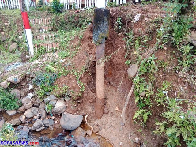 Tiang Listrik PLN terlihat sudah membahayakan akibat tergerus air di depan Kantor Wali Nagari Barat, Kecamatan Sangir butuh peninjauan oleh pihak PLN Muaralabuh (5/10). Foto/adi