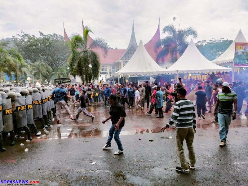 Simulasi Aksi Massa Tragis Berujung Anarkis di Depan Kantor Bupati Solok Selatan upaya Polres dalam menghadapi pengunjuk rasa dan situasi Pemilu serentak 2024