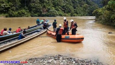 Pencarian korban tenggelam, Unit Basarnas Solsel dan masyarakat menggunakan perahu karet dan perahu tempek saat menyisir Sungai Batang Hari di Lubuk Ulang Aling Selatan