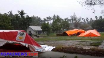 Tenda Darurat tempat belajar siswa SD 11 Mentawai diterjang angin kencang alias badai.ist