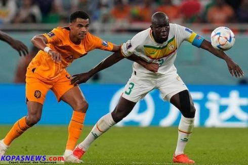 Pemain Belanda vs Senegal sedang berebut bola saat pertandingan Piala Dunia 2022 berlangsung di Qatar. AP Foto/Rocardo Mazalan