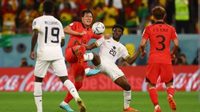 Muhammad Kudus saat menjebol gawang Korea Selatan dalam lanjutan pertandingan ke dua Piala Dunia 2022, Senin (28/11). (REUTERS/KAI PFAFFENBACH)