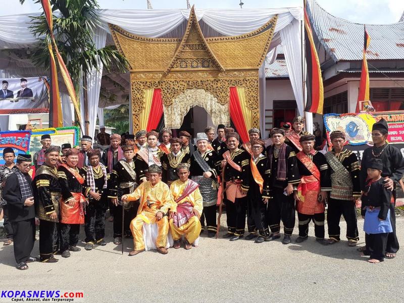 Bagindo Sultan Besar foto bersama dengan Raja Rantau XII Kota serta Niniak Mamak 36 Kecamatan Sangir. adi