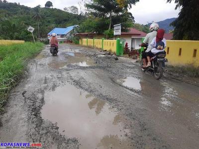 Kondisi ruas jalan Sungai Padi-Koto Tinggi Kecamatan Sangir yang butuh perbaikan terlihat di depan SDN 15 Sungai Padi. Foto/adi
