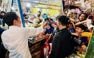 Presiden Jokowi Cek harga bahan pokok disalah satu pasar di Bogor