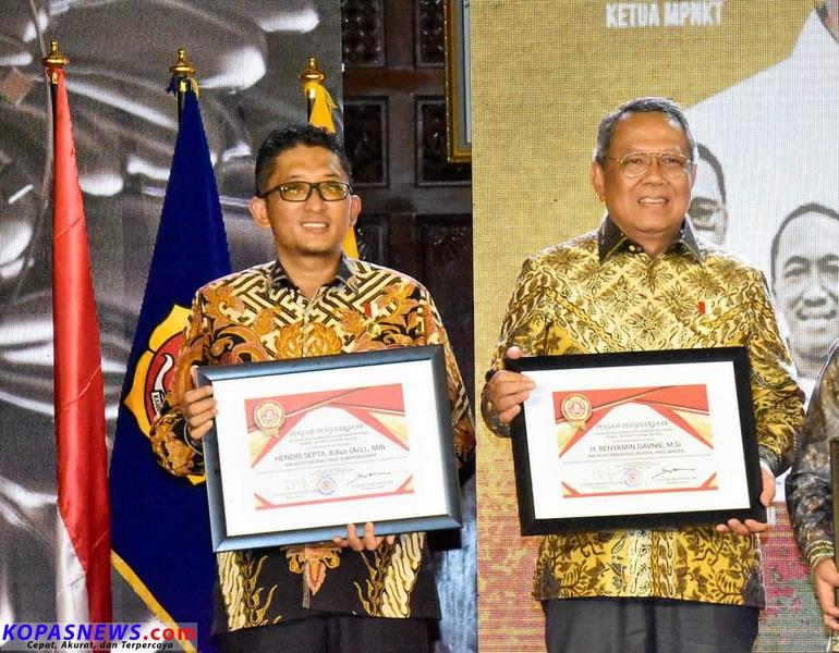 Wako Padang Septa Hendri terima AKMY Award 2022. Foto/Istimewa