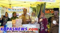 Bupati dan wabup beserta istri tinjau stand pelaku usaha UMKM di RTH Solok Selatan di Padang Aro
