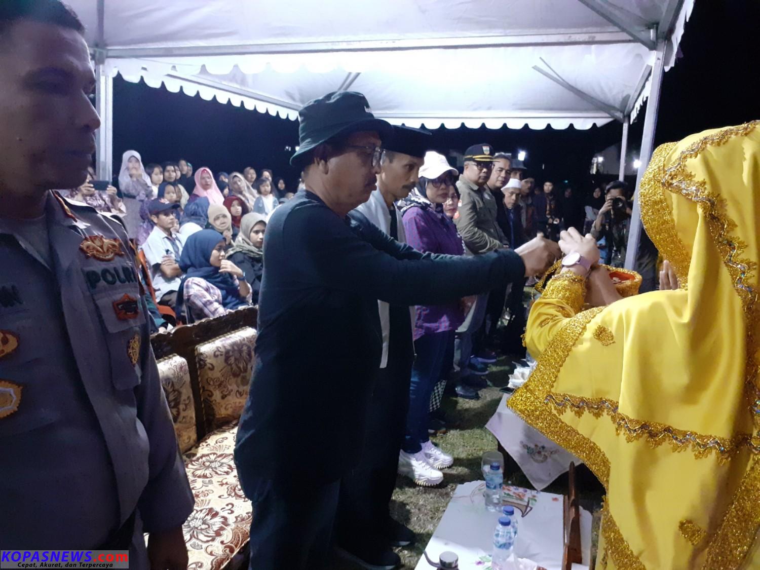 Bupati Solsel Khairunas didampingi Wabup Yulian Efi Sekdakab Syamsurizal serta rombongan disambut siriah jo cirano pada malam camping ground Talao (18/2).