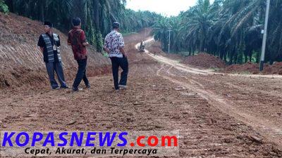 Camat Sangir Balai Janggo Muslim saat memantau peningkatan dan pelebaran jalan Sungai Sungai-Sungai Rumbai melalui perkebunan kelapa sawit di SBJ.