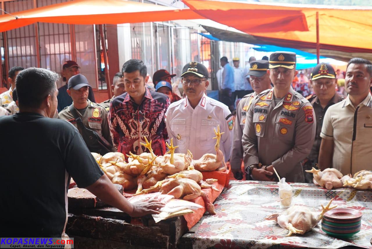Bupati, Kapolres dan Anggota DPRD Solsel pantua kondisi stabilitas bahan pokok dan harga di Pasar Padang Aro.