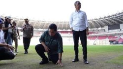 Ketua Umum PSSI Erick Thohir sekaligus Panitia Piala Dunia U-20 memeriksa lapangan SUBK Senin (13/3) foto: PSSI