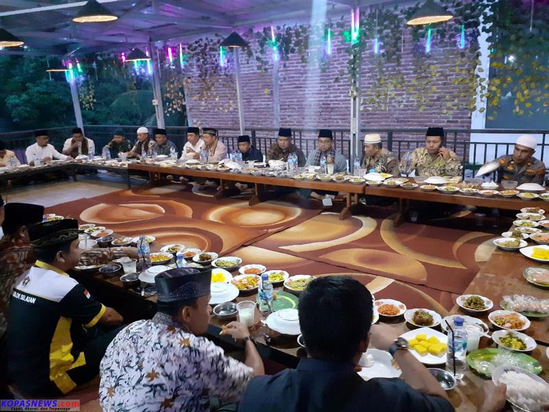 Tim Ramadhan Kabupaten Solok Selatan berbuka bersama di RM Mandho di Simpang 3 Lubuk Malako, Kec Sangir Jujuan