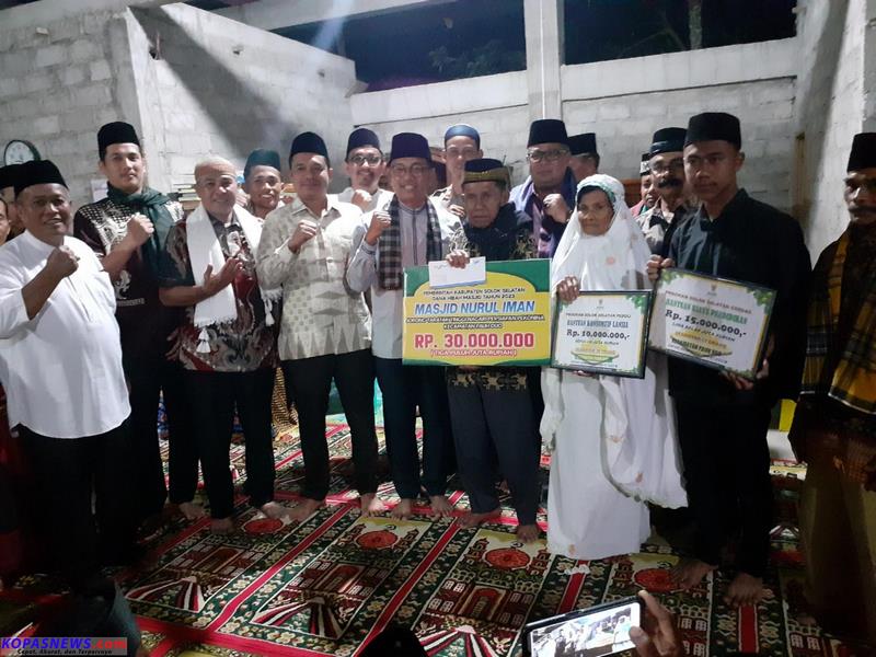 Bupati Solsel Khairunas didampingi Sekretaris Daerah Syamsurizaldi serahkan bantuan kepada pengurus masjid, lansia dan pelajar daerah Taratak Tinggi saat safari ramadhan
