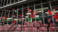 Fans Swiss mengibarkan bendera Palestina saat menghadapi Israel pada Uero 2024 (28/3/2023). Istimewa