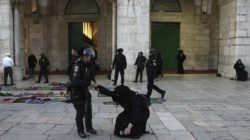 Polisi Israel menyerang komplek Masjidil Aqsa beberapa hari lalu.(AP/Mahmoud Illean)