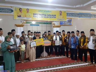 DPD Golkar menyerahkan bantuan pembangunan masjid dan Pemkab Solok Selatan di Masjid Nurul Huda Mudiak Lolo