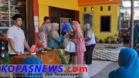Assiva Grup menyalurkan bantuan paket sembako kepada masyarakat di Minimarket Assiva di Sungai Padi, Kecamatan Sangir