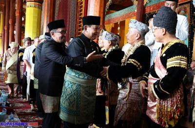 Prabowo terlihat menyalami masyarakat adat setiba di Istano Basa Pagaruyuang Batu Sangkar