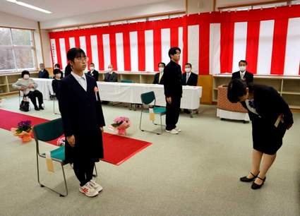 SMP Yumoto bakal di tutup di Jepang akibat resesi seks dan berdampak pada populasi Jepang. Eito Sato 15 tahun dan Aoi Hoshi 15 tahun akan menjadi siswa terakhir tamat di sekolah itu. Ist