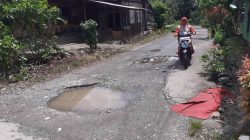 Kondisi terkini jalan alternatif pusat Kabupaten Solok Selatan di Jorong Durian Taruang, Nagari Lubuk Gadang, Kecamatan Sangir. (foto kopasnews.com)
