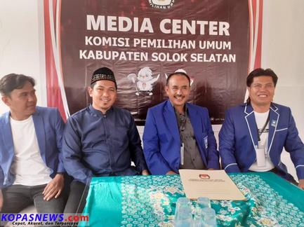 Ketua DPD PAN Solsel Erwin Ali bersama pengurus memberikan keterangan pers terkait pendaftaran Bacaleg. Foto kopasnews.com
