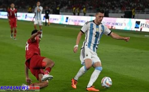 Asnawi menekel dengan bersih bola di.kaki pemain argentina. Foto Istimewa