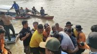 Remaja 17 tahun yang tenggala di Sungai di Inhu berhasil dievakuasi Tim SAR Pekanbaru Selasa (26/9)