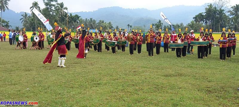 Penampilan Tim Drum Band SMPN 25 Solok Selatan tunjukan aksinya saat peringatan HUT RI ke 78 di GOR Rimbo Tangah, Kecamatan Sangir. Foto kopasnewscom