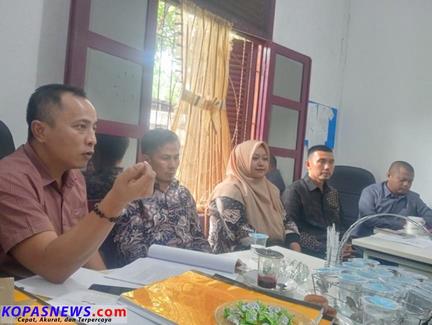 Devisi Teknis KPU Solsel memberikan penjelasan terkait surat praduga ijazah Palsu Bacaleg di Solok Selatan