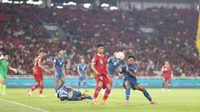 Penyerang timnas Indonesia Hokky Caraka saat meladeni pemain Thailand pada ajang AFF 2023. Foto PSSI