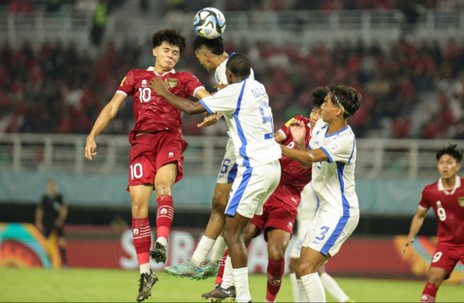 Pemain Timnas U-17 Indonesia saat duel di udara dengan pemain Panama. Pertandingan tersebut berakhir imbang 1-1. Foto PSSI