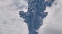 Kondisi kolom abu vulkanik Gunung Api pasca meletus mengupal dengan ketinggian mencapai 3.000 meter di wilayah Agam dan Tanah Datar Provinsi Sumatera Barat, Minggu (3/12/2023). Foto FB kue bolu kurnia