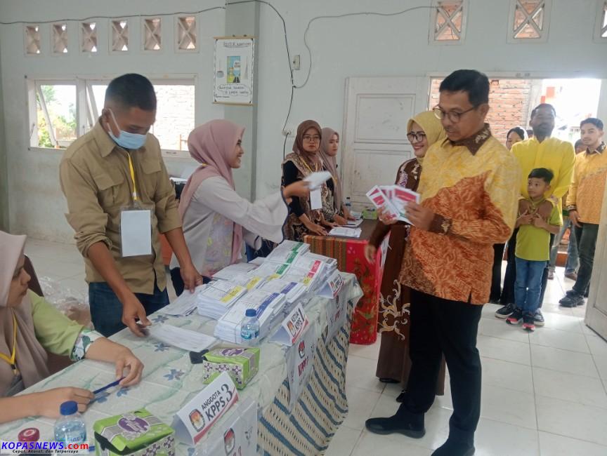 Bupati Solok Selatan Khairunas saat akan menggunakan hak pilihnya di TPS 30 Rimbo Tangah Sangir (14/2)