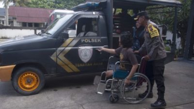 Kiprah Kapolsek Tenayan Raya Kompol Oka M. Syahrial bersama personelnya mengantarkan disabilitas ke TPS untuk menggunakan hak suaranya. (14/2)