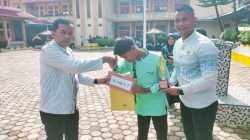 Siswa berprestasi SMAN 3 Solsel mendapatkan reward dari Kepala Sekolah Akmalu Rijal Putra dan Pembina OSIS Meldo Oren Purnama