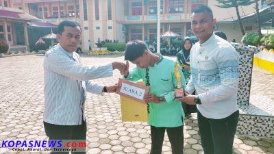 Siswa berprestasi SMAN 3 Solsel mendapatkan reward dari Kepala Sekolah Akmalu Rijal Putra dan Pembina OSIS Meldo Oren Purnama