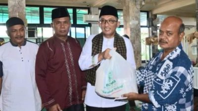Wali Kota Padang Hendri Septa serahkan paket sembako ramadhan berbagi kepada masyarakat yang berhak menerima. Ist