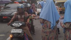 Siswa SMAN 1 Sumatera Barat membagikan takjil kepada masyarakat di jalan. Ist