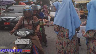 Siswa SMAN 1 Sumatera Barat membagikan takjil kepada masyarakat di jalan. Ist