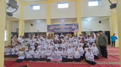 Puluhan anak yatim dan kurang mampu dari berbagai sekolah terima dana infak usai penutupan pesantren Ramadhan 2024 (3/4)