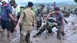 TNI-Polri, Pemkab Agam dan masyarakat berjibaku membersihkan material lumpur lahar dingin di daerah itu akibat dampak erupsi Gunung Marapi. Dok istimewa